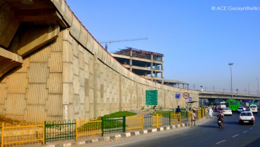 Estructura de tierra reforzada, Faridabad Skyway (carretera elevada de Badarpur), Delhi, India