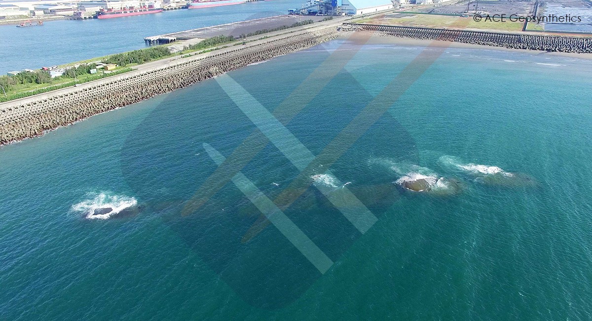 Tubos de geotextil como rompeolas sumergidos para la protección del puerto, Taichung, Taiwán