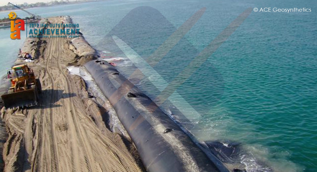 Construction d'un brise-lames en forme de L contenant du sable, Émirats arabes unis