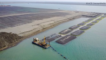 Sử dụng ống vải địa kỹ thuật khổng lồ để tạo kè chắn tạm thời cho việc bồi đắp đất tại cảng, Cao Hùng, Đài Loan